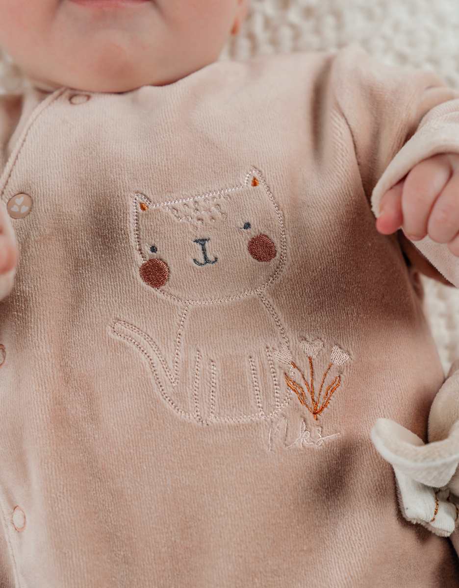 Roze velours baby pyjama met kattenborduursel
