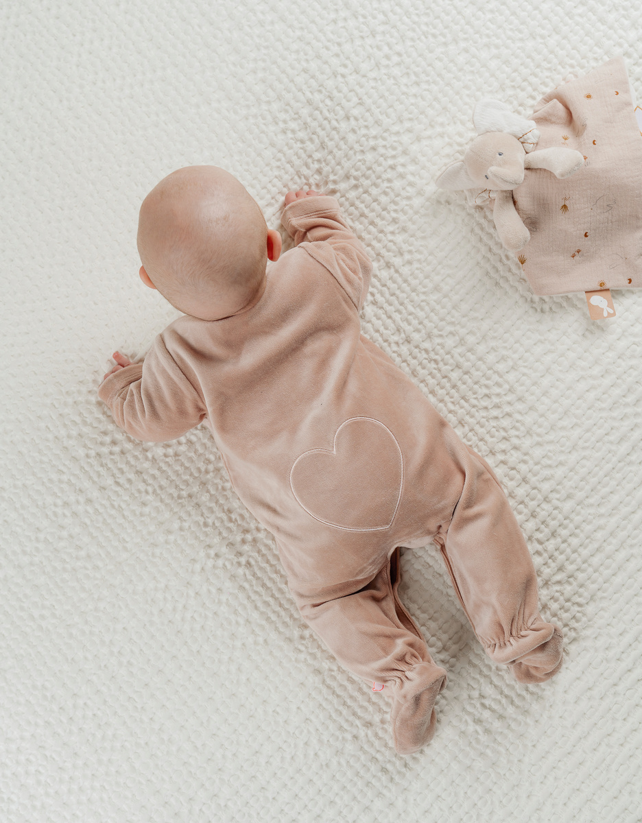 Roze velours baby pyjama met kattenborduursel
