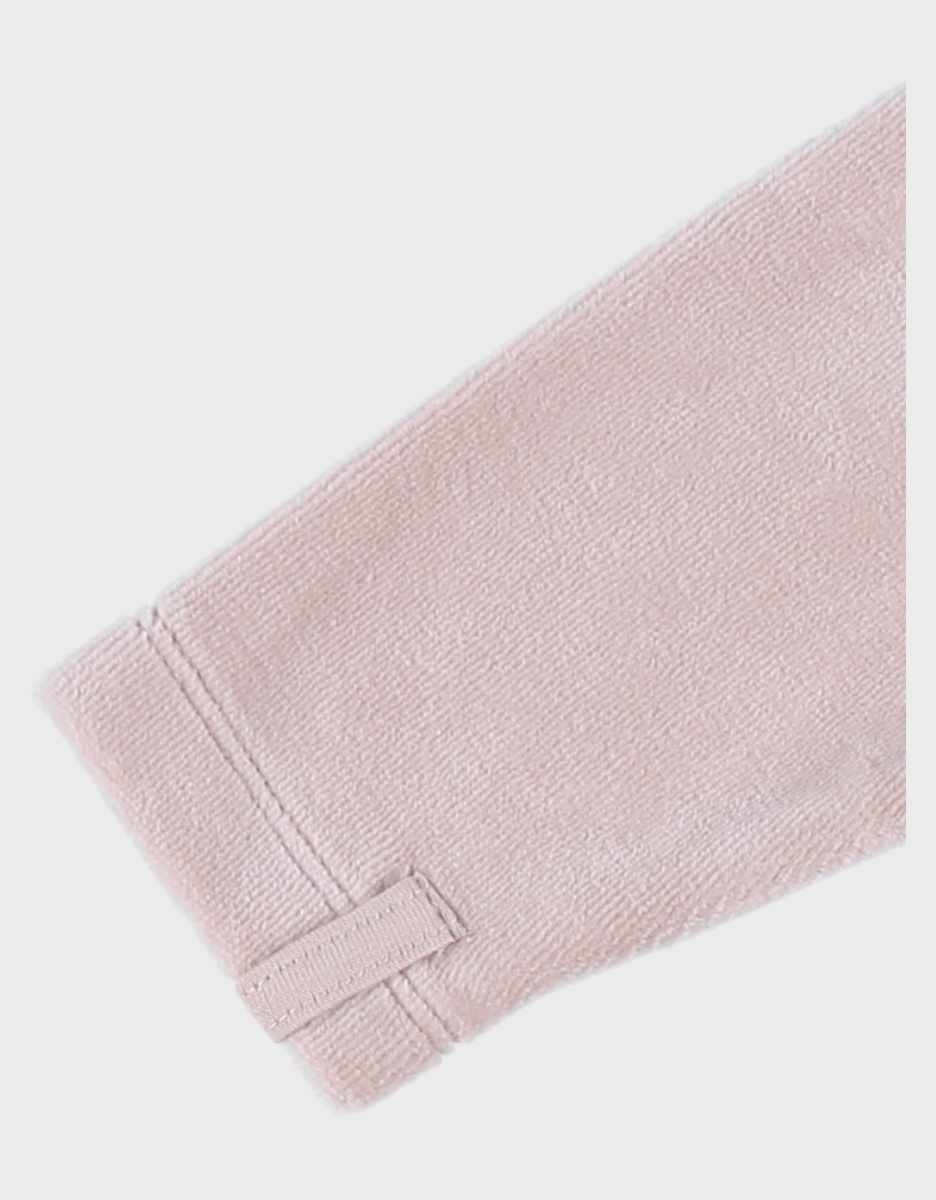 Roze velours baby pyjama met kattenborduursel
