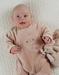 Roze velours baby pyjama met kattenborduursel

