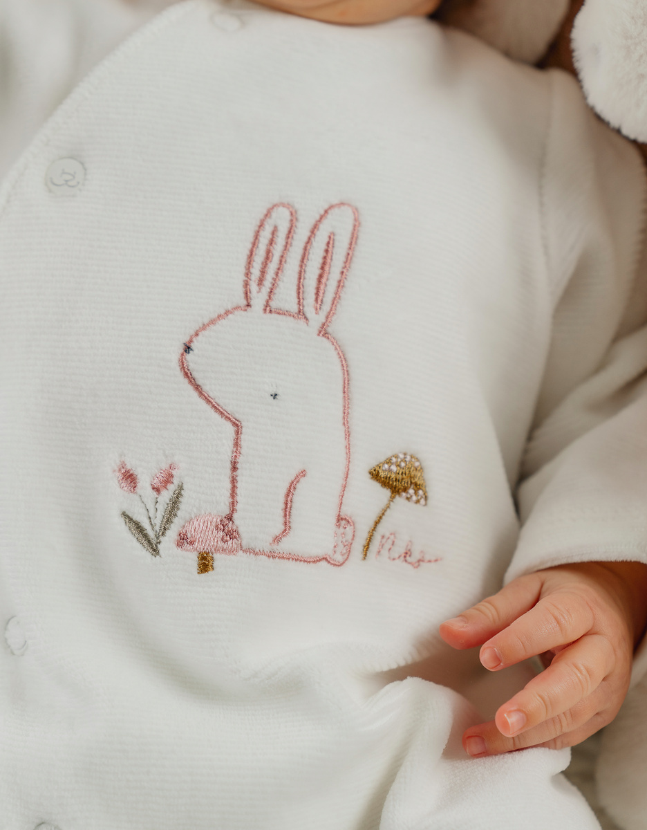 Witte ribfluwelen baby pyjama met konijnenborduursel

