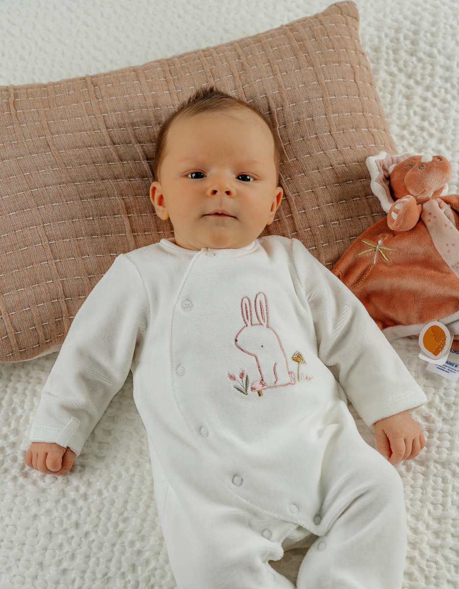 Witte ribfluwelen baby pyjama met konijnenborduursel
