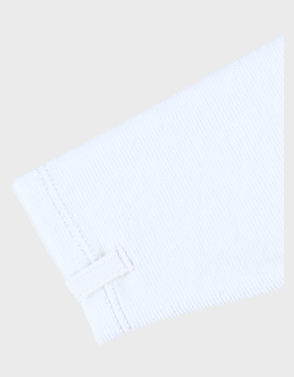 Witte ribfluwelen baby pyjama met konijnenborduursel
