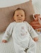 Witte ribfluwelen baby pyjama met konijnenborduursel

