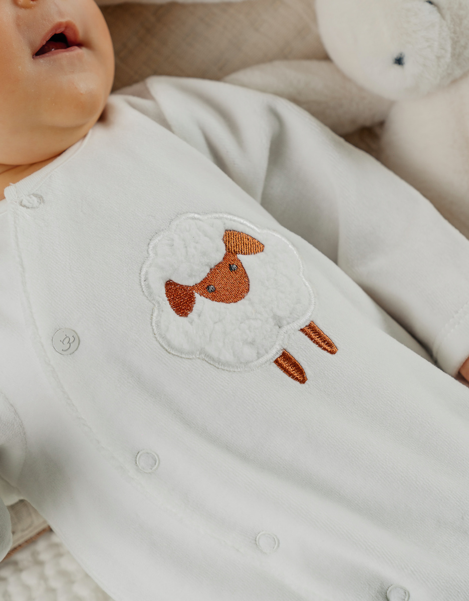 Witte babypyjama met schapenborduursel in fluweel
