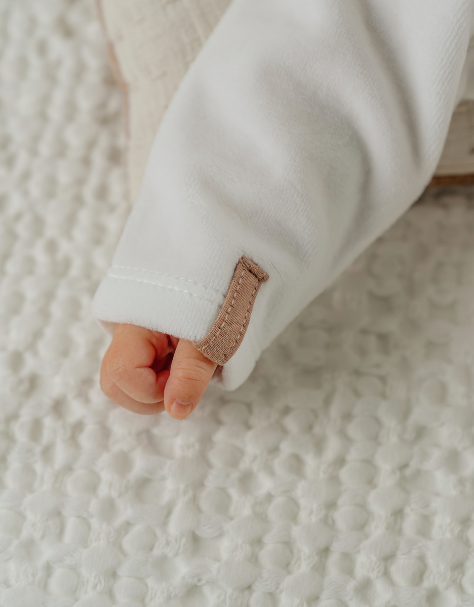 Witte babypyjama met schapenborduursel in fluweel

