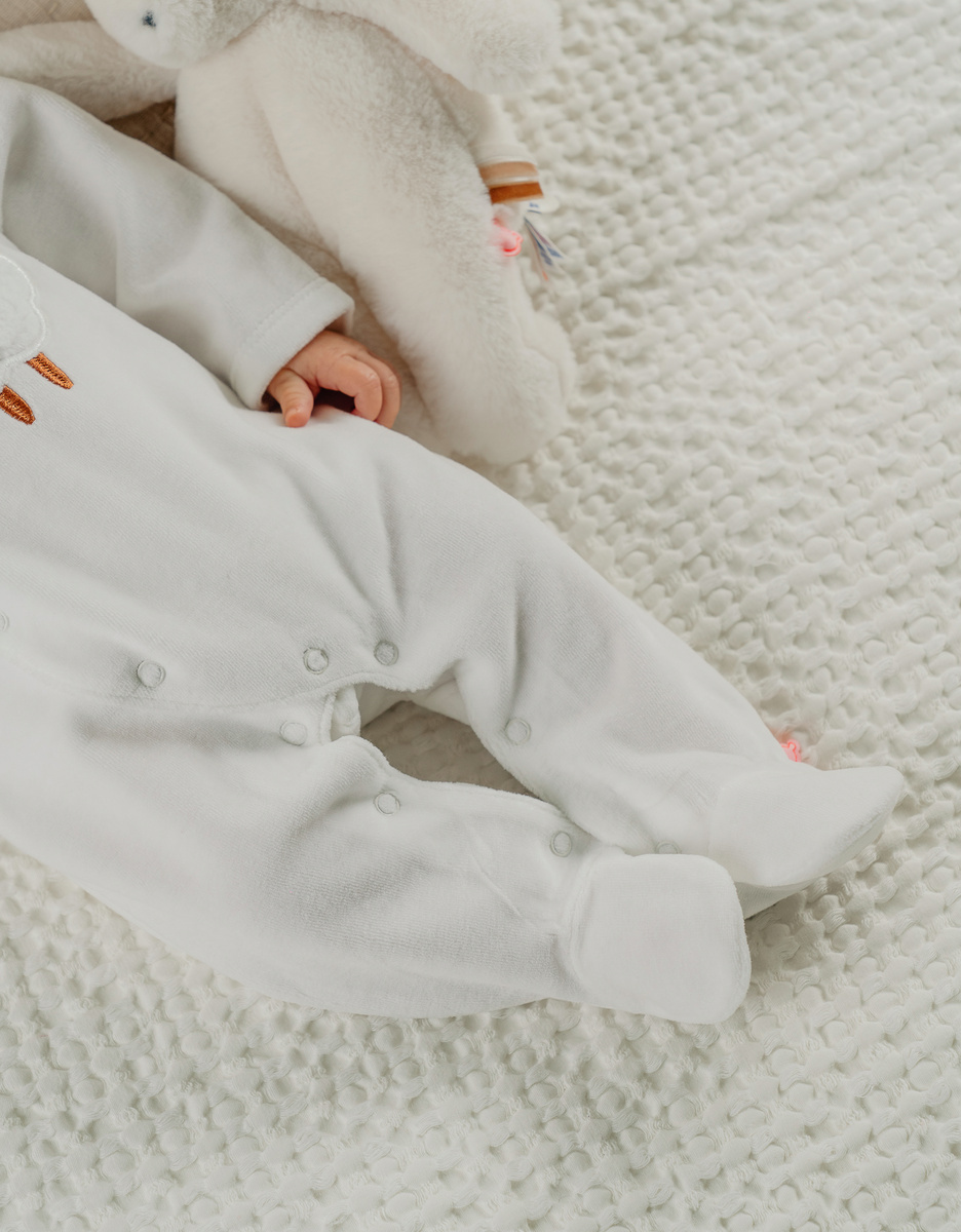 Witte babypyjama met schapenborduursel in fluweel
