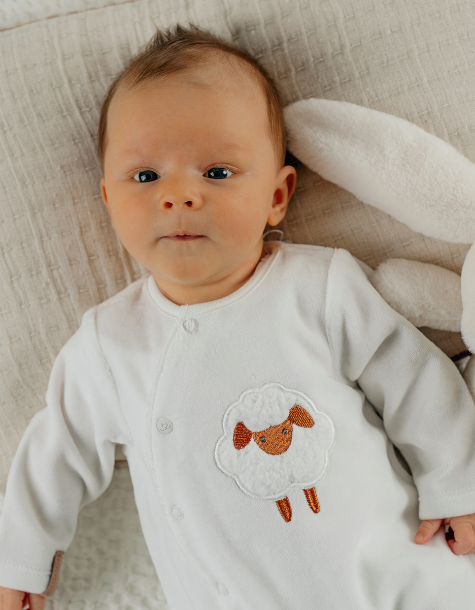 Witte babypyjama met schapenborduursel in fluweel
