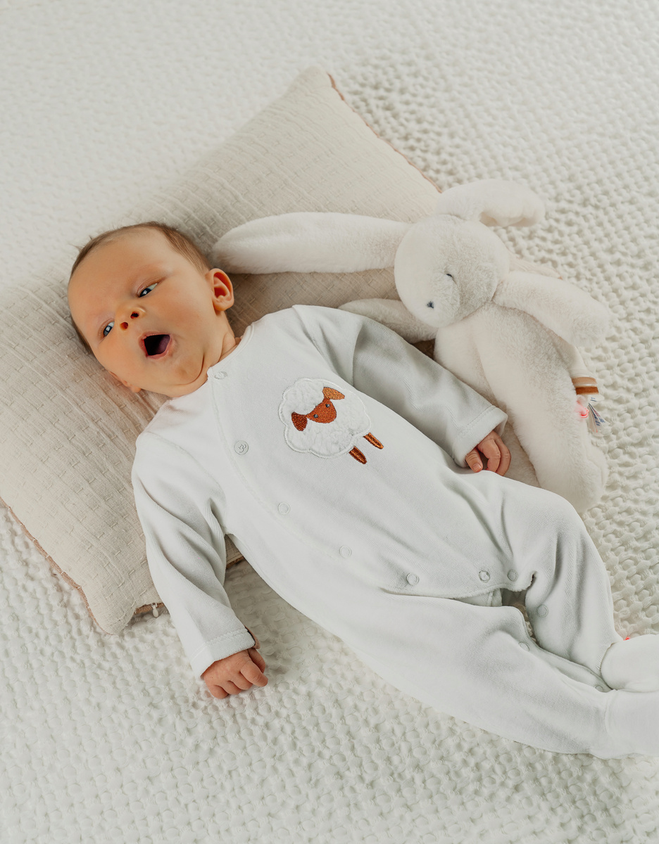 Witte babypyjama met schapenborduursel in fluweel
