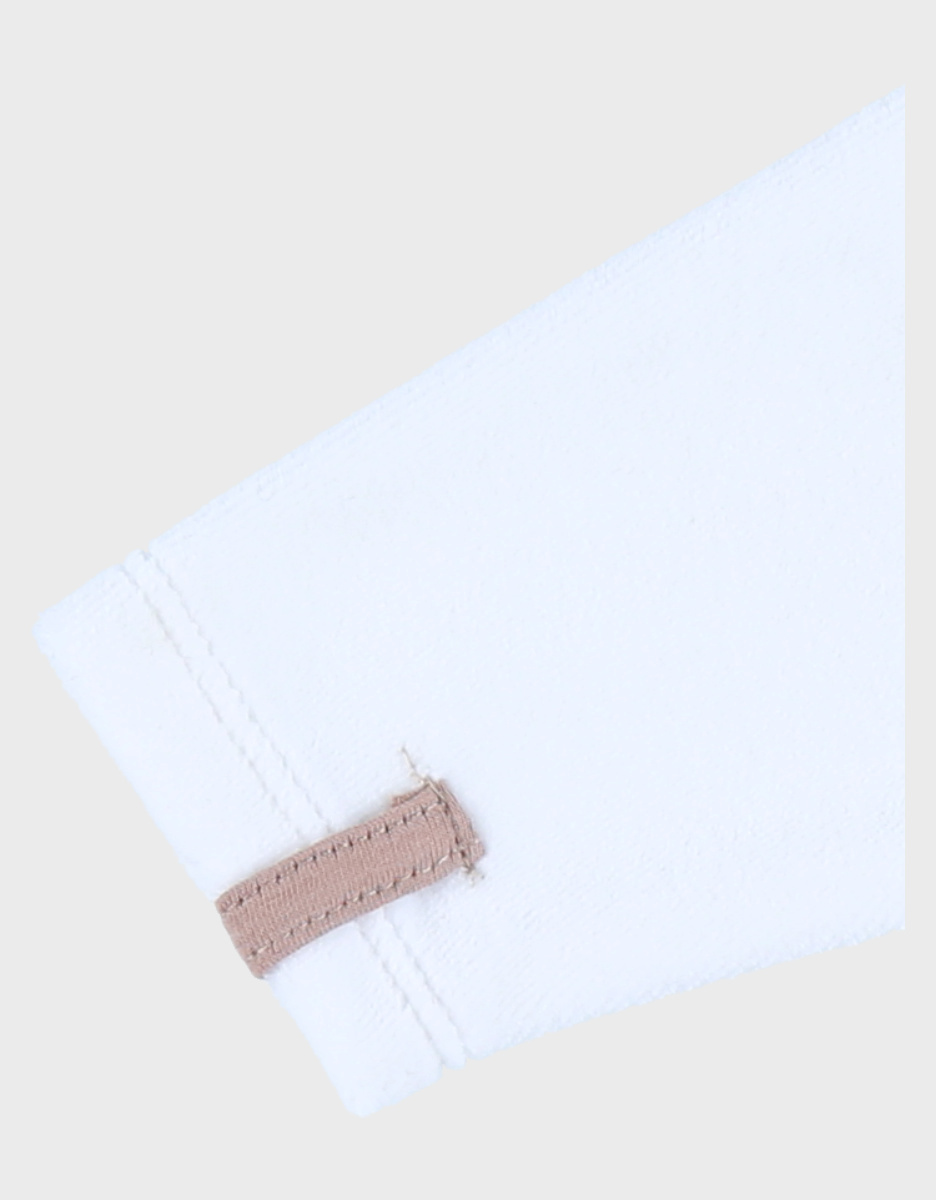 Witte babypyjama met schapenborduursel in fluweel
