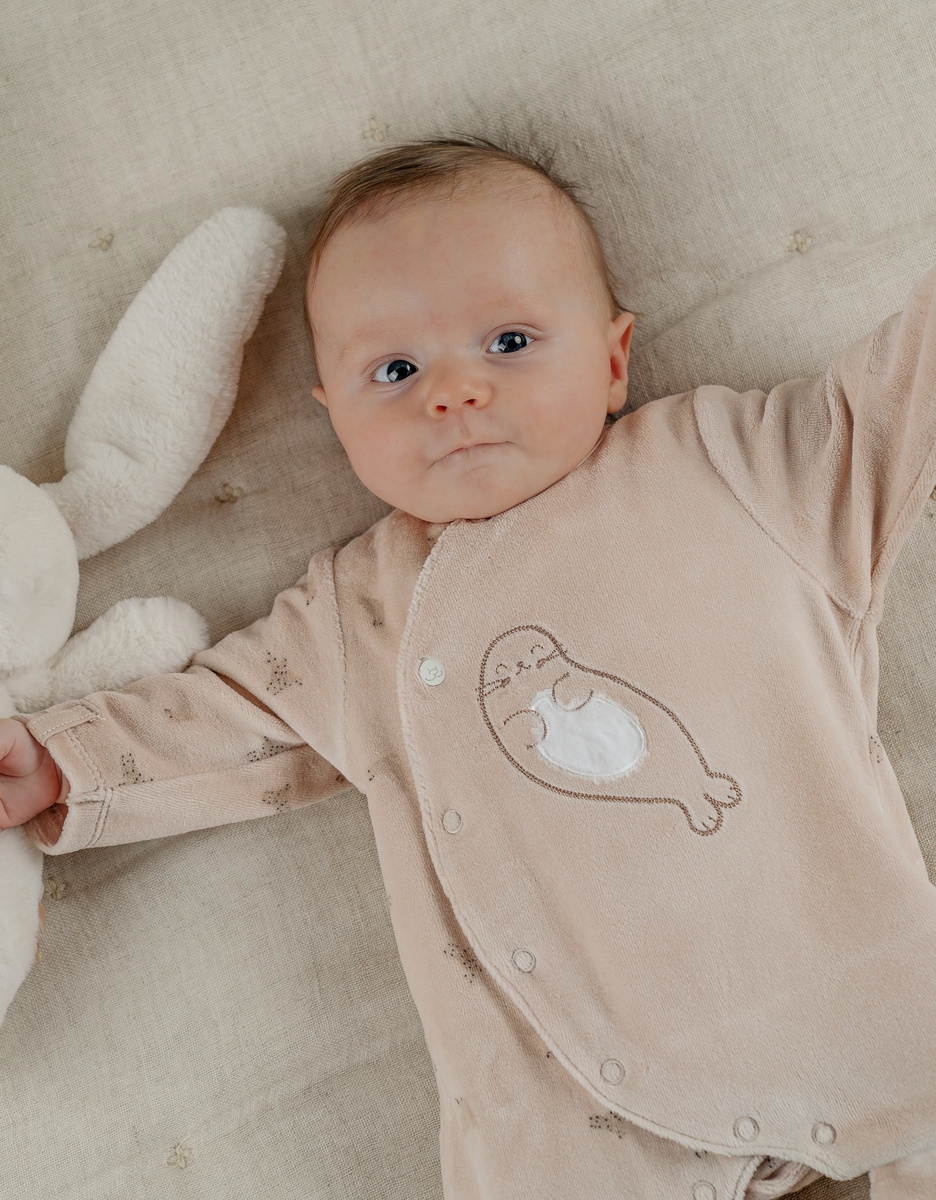 Ecru babypyjama met zeehondenborduursel in fluweel
