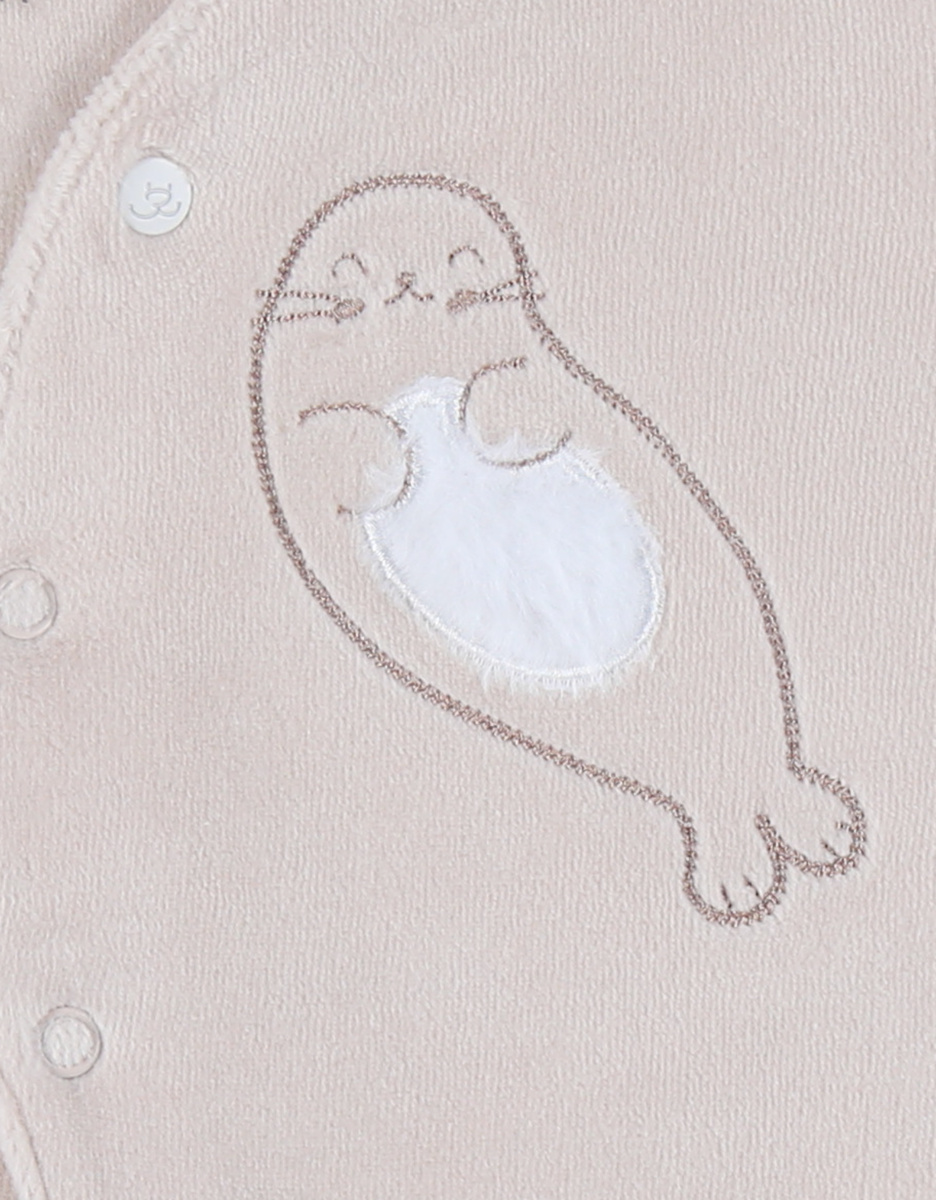 Ecru babypyjama met zeehondenborduursel in fluweel
