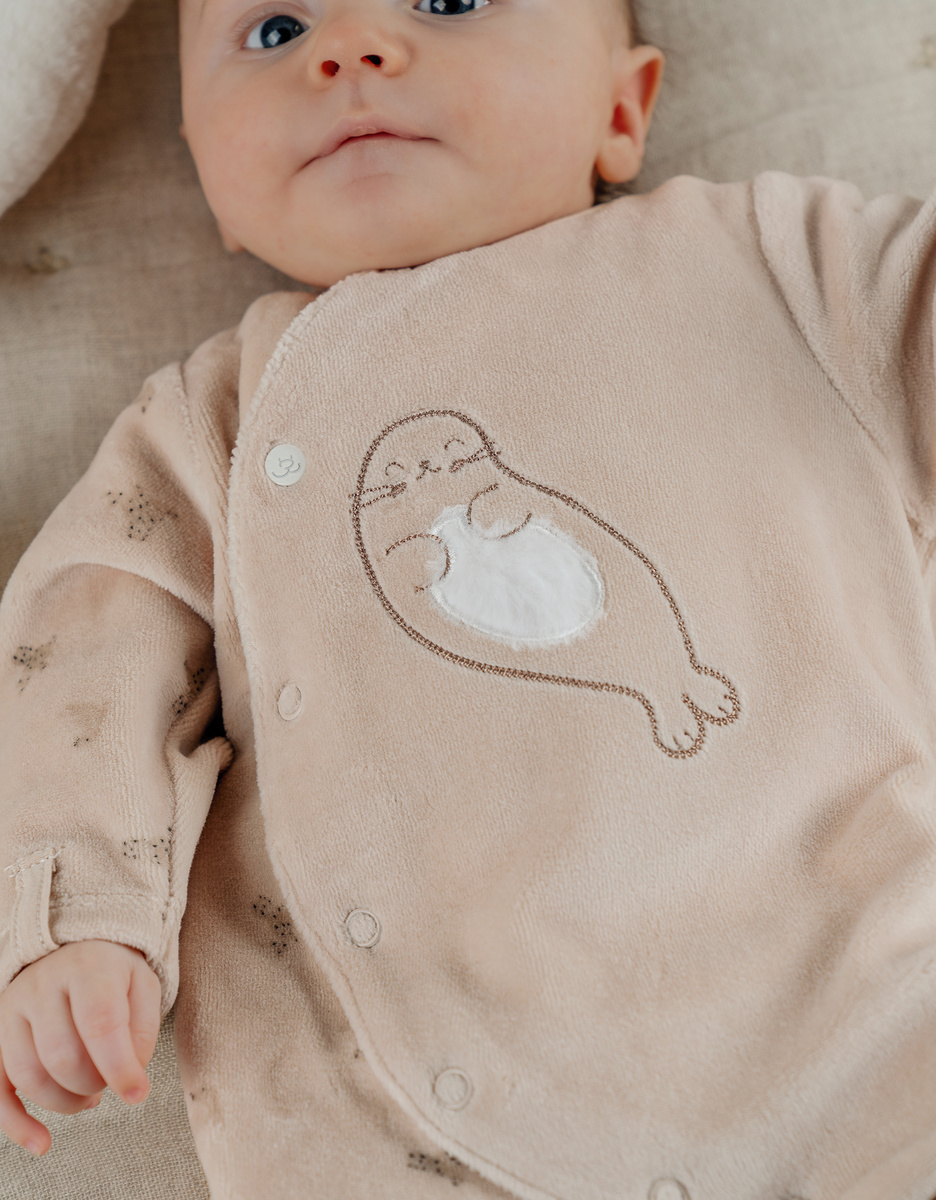 Ecru babypyjama met zeehondenborduursel in fluweel