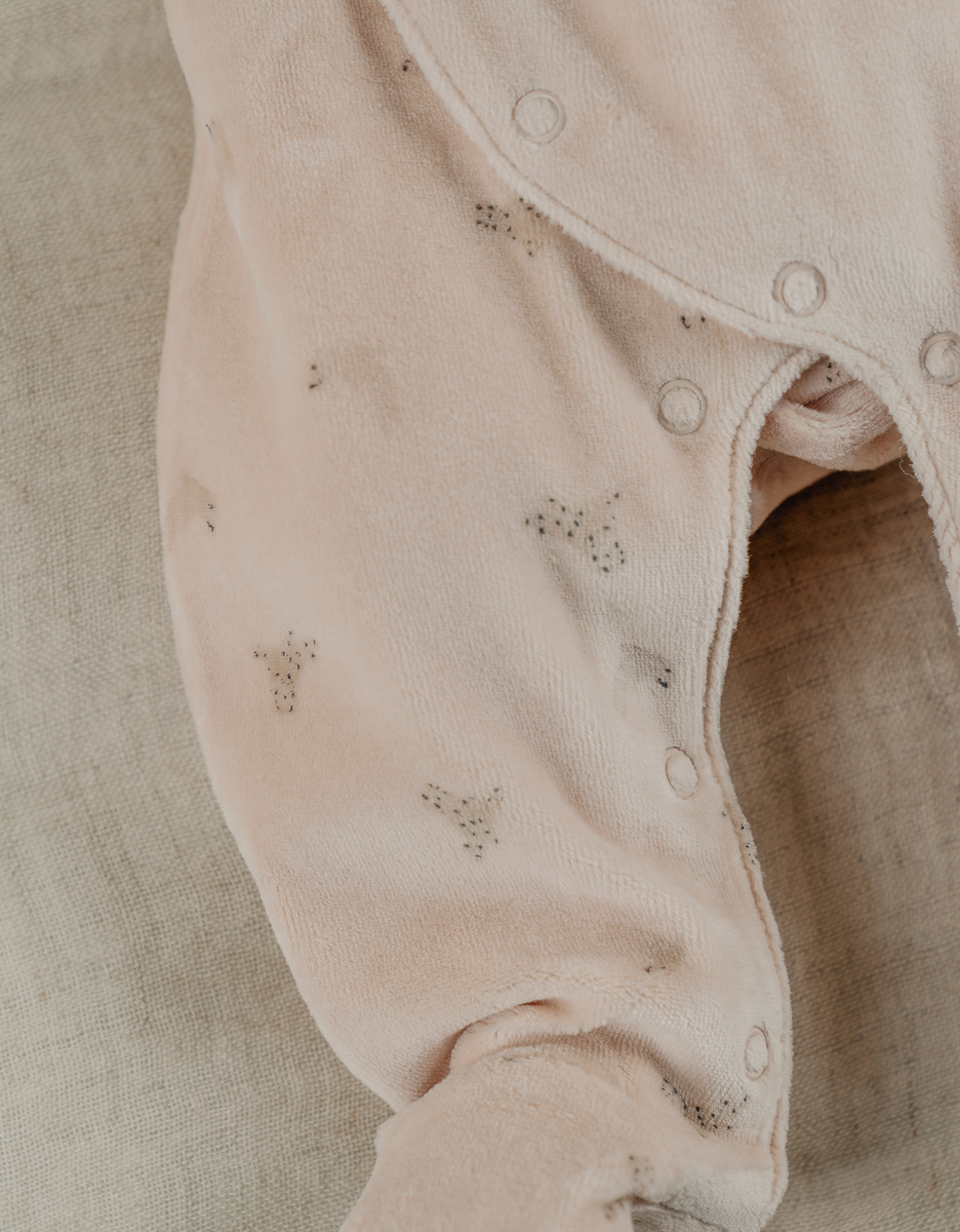 Ecru babypyjama met zeehondenborduursel in fluweel
