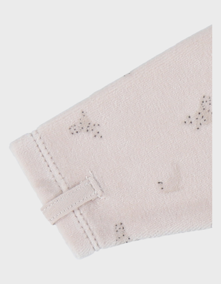 Ecru babypyjama met zeehondenborduursel in fluweel