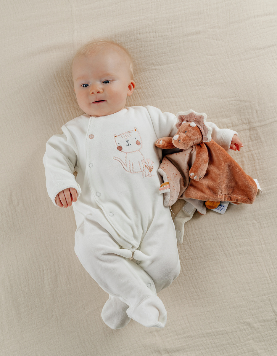 Velours baby pyjama met kattenborduursel
