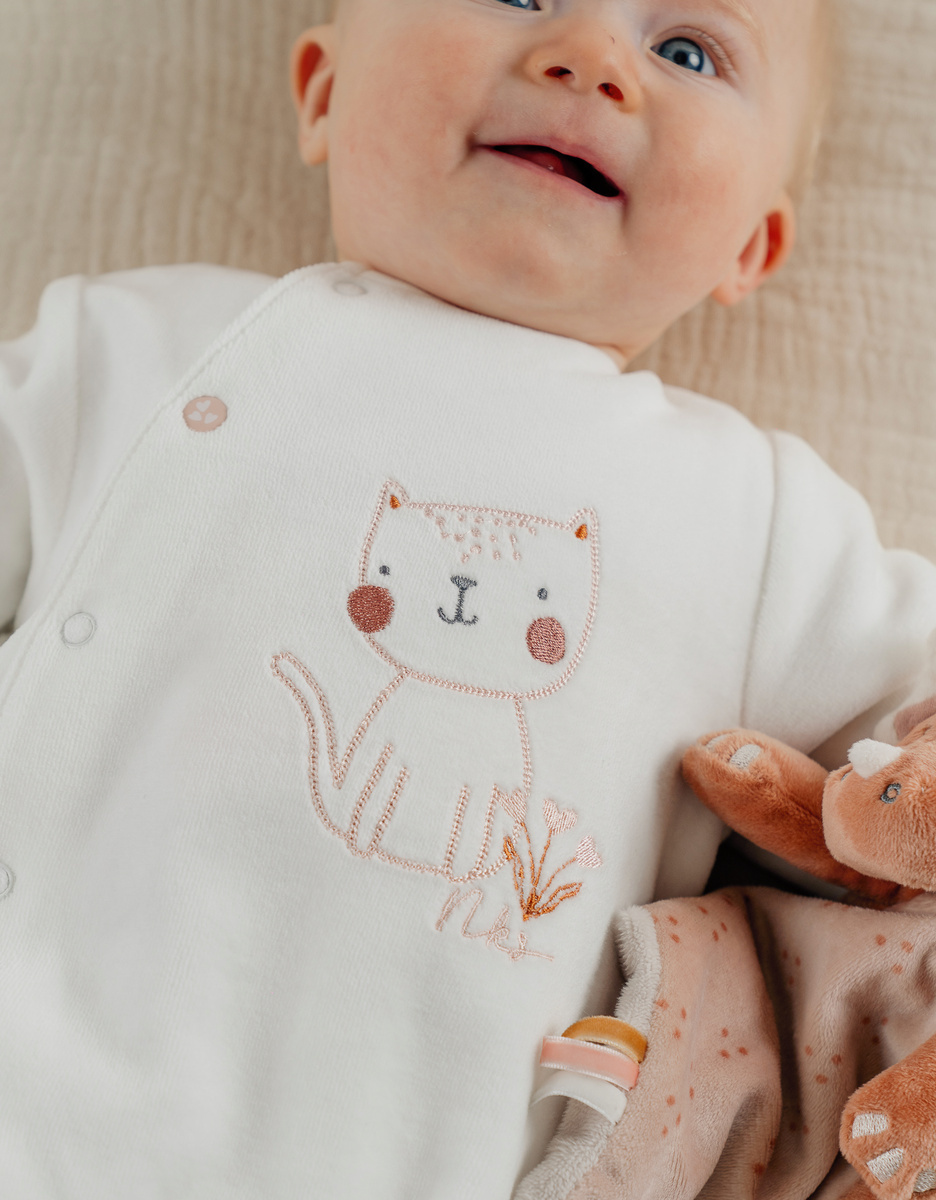 Velours baby pyjama met kattenborduursel
