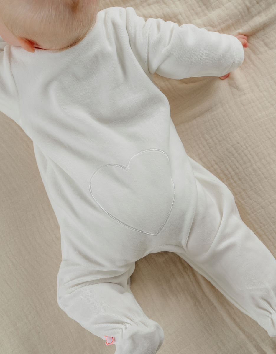 Velours baby pyjama met kattenborduursel
