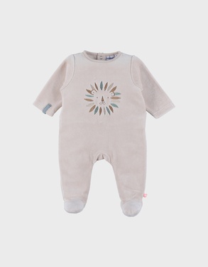 Beige velours pyjama met geborduurde leeuw
