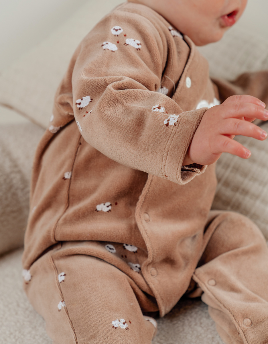 Bruine babypyjama met schapenborduursel in fluweel
