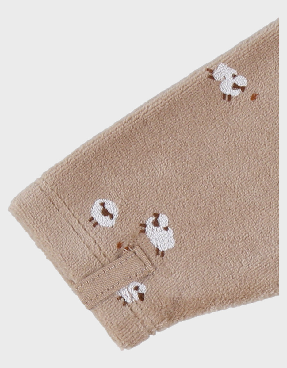 Bruine babypyjama met schapenborduursel in fluweel
