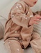 Bruine babypyjama met schapenborduursel in fluweel
