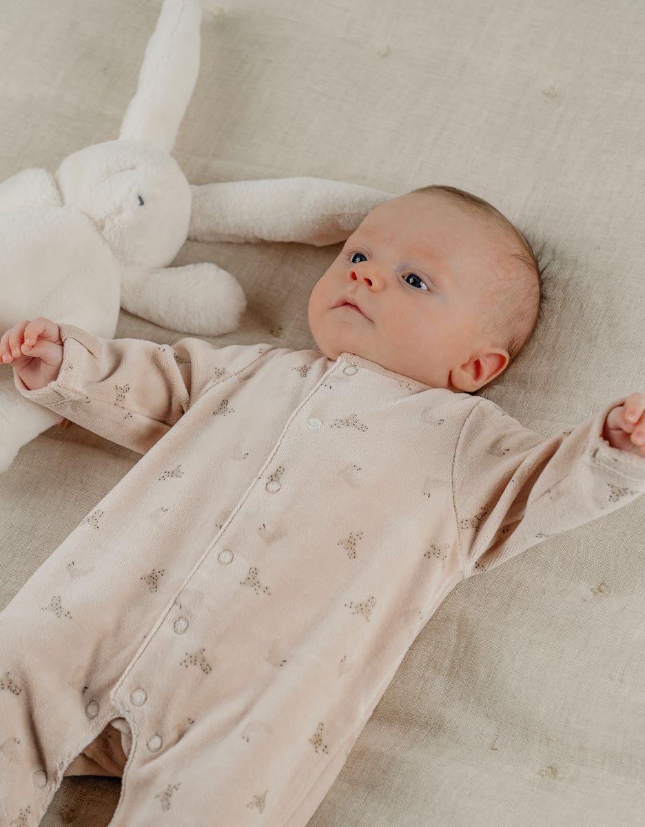 Ivory baby pyjama with seal print in velvet
