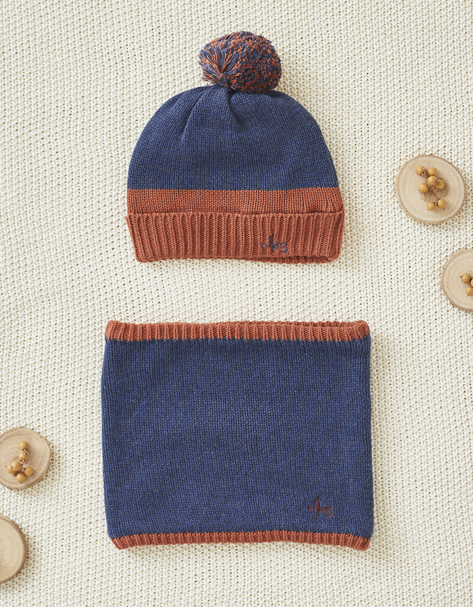 Tricoloudoux muts met pompom, caramel/donkerblauw