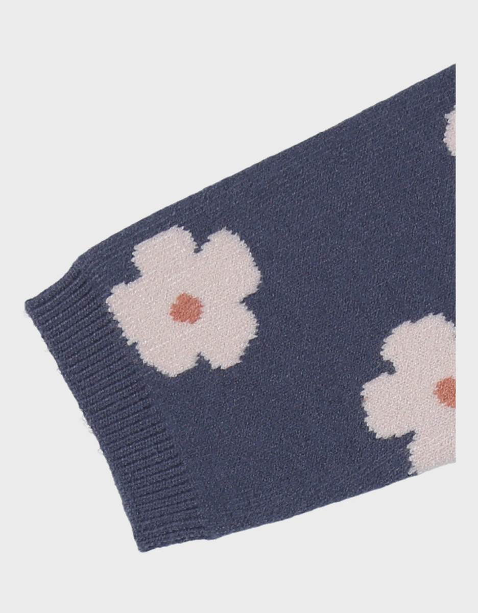 Gebreid vest met blauwe bloemen
