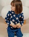 Gebreid vest met blauwe bloemen
