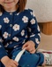 Gebreid vest met blauwe bloemen
