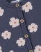 Gebreid vest met blauwe bloemen
