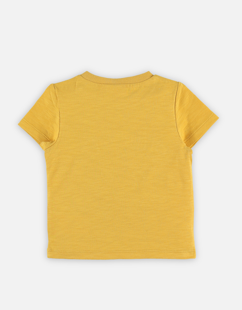 Yellow t-shirt with short sleeves and a lion