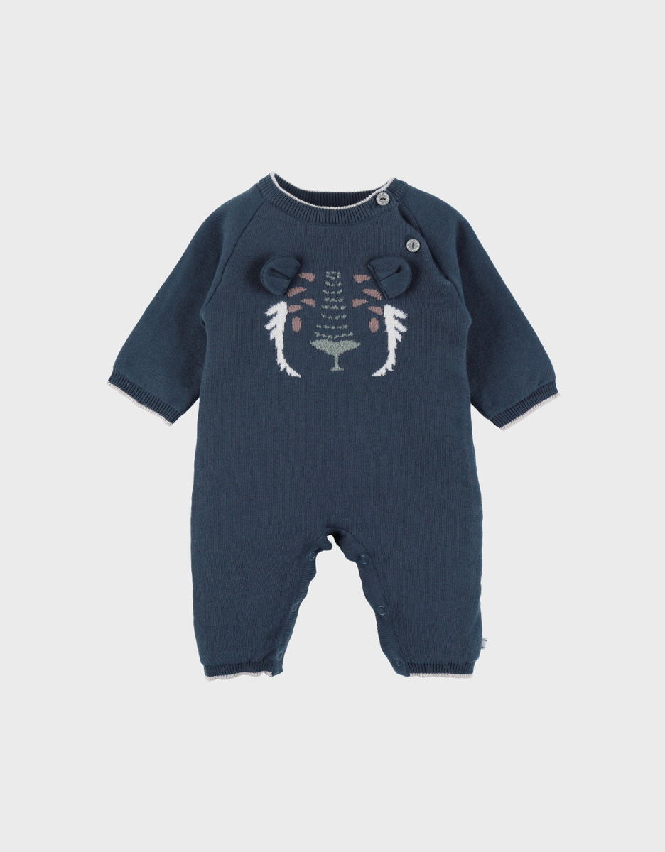 Blauwe babypyjama met gebreide tijger

