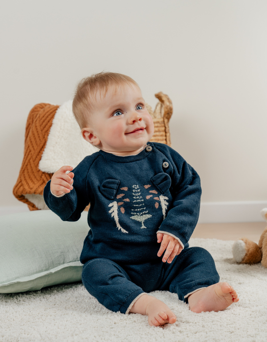 Blauwe babypyjama met gebreide tijger
