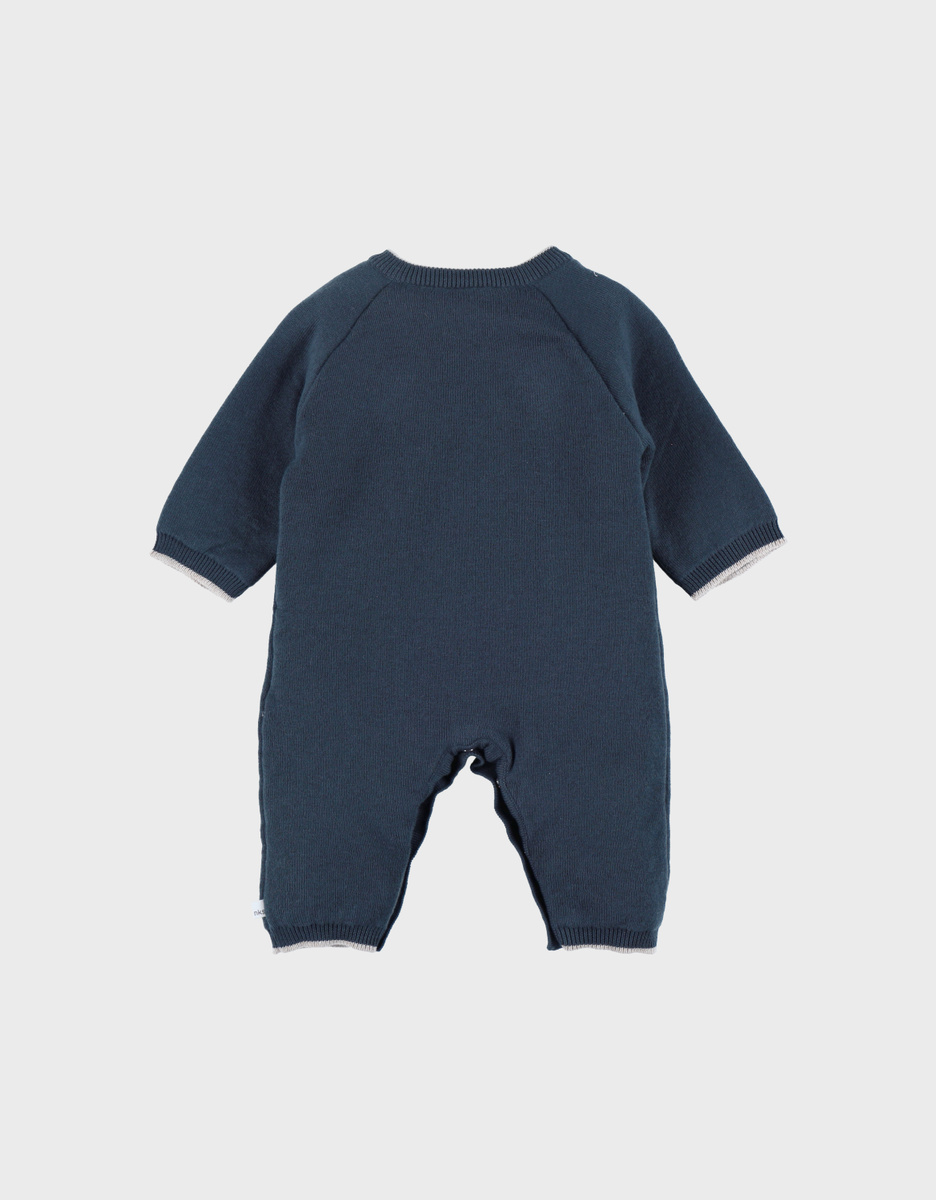 Blauwe babypyjama met gebreide tijger
