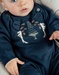 Blauwe babypyjama met gebreide tijger
