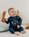 Blauwe babypyjama met gebreide tijger
