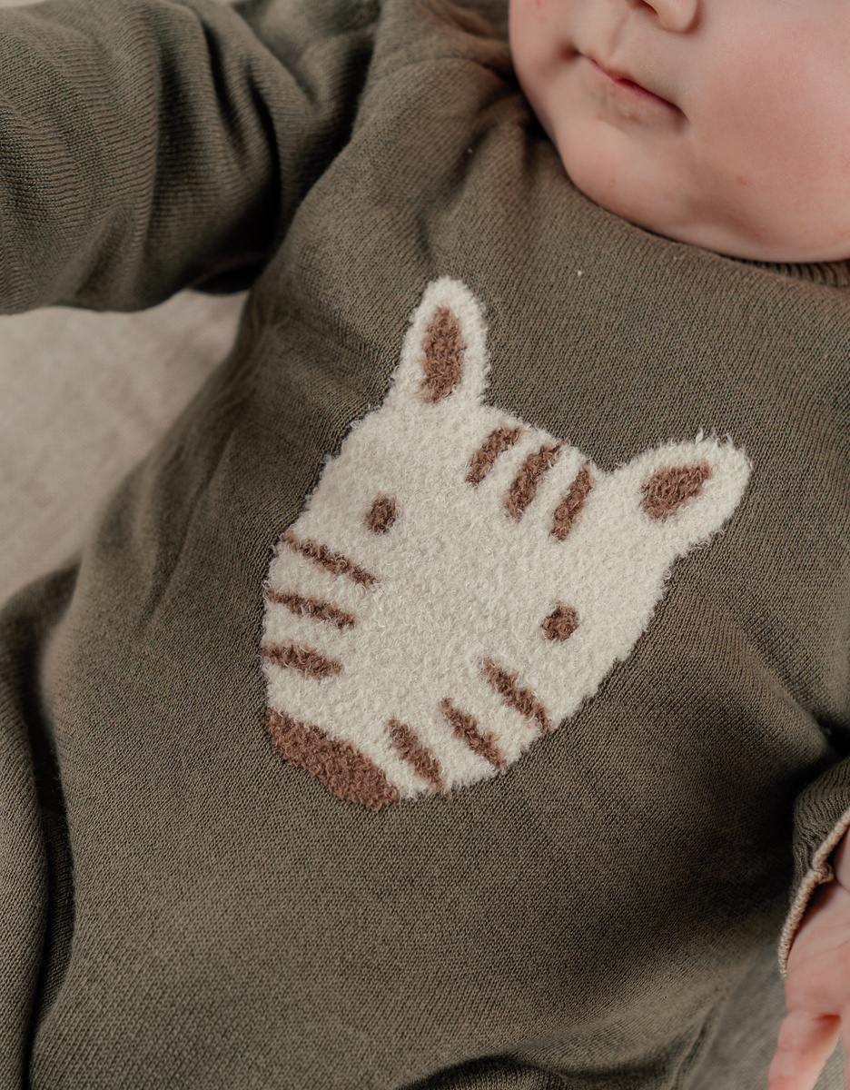 Grijze babypyjama met gebreide zebra
