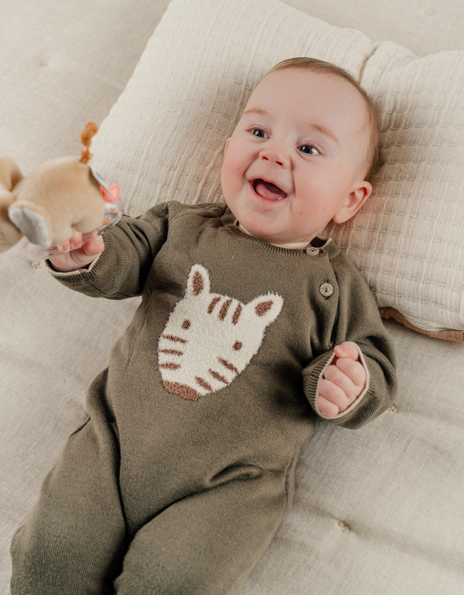 Grijze babypyjama met gebreide zebra
