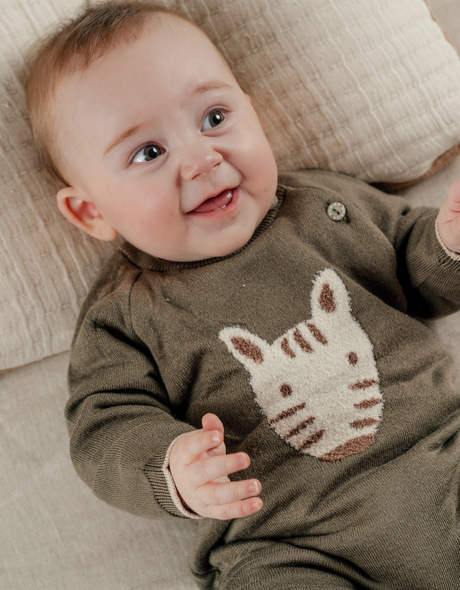 Grijze babypyjama met gebreide zebra
