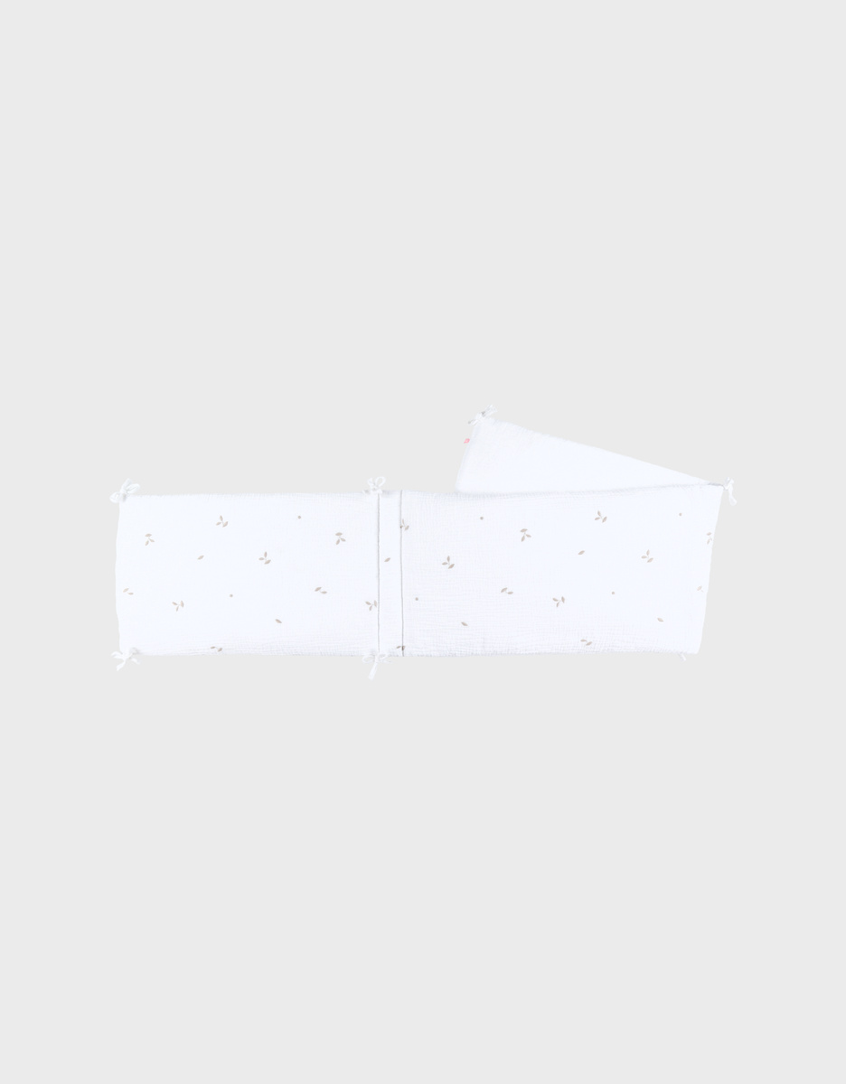 Breathable white embroidered cot bumper in muslin
