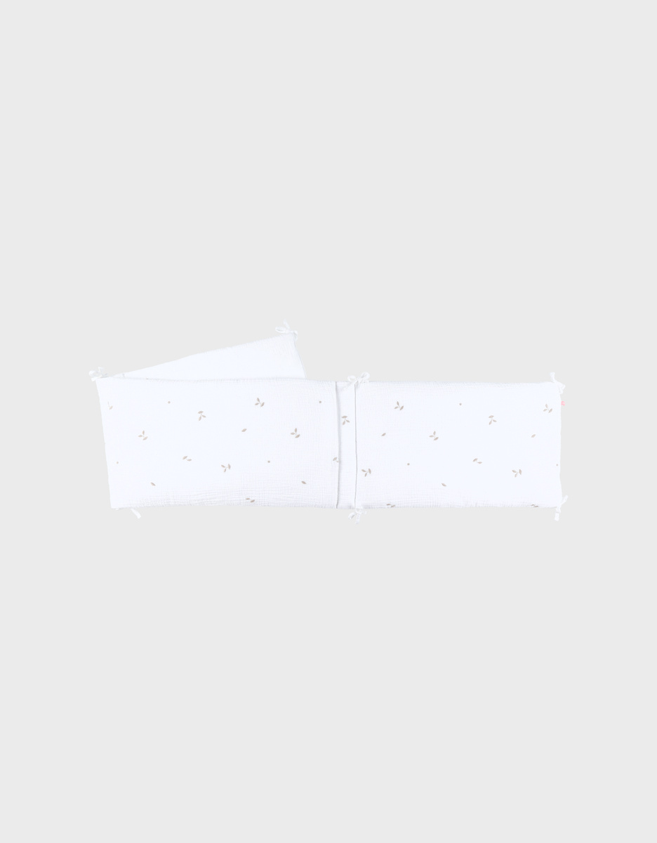 Breathable white embroidered cot bumper in muslin
