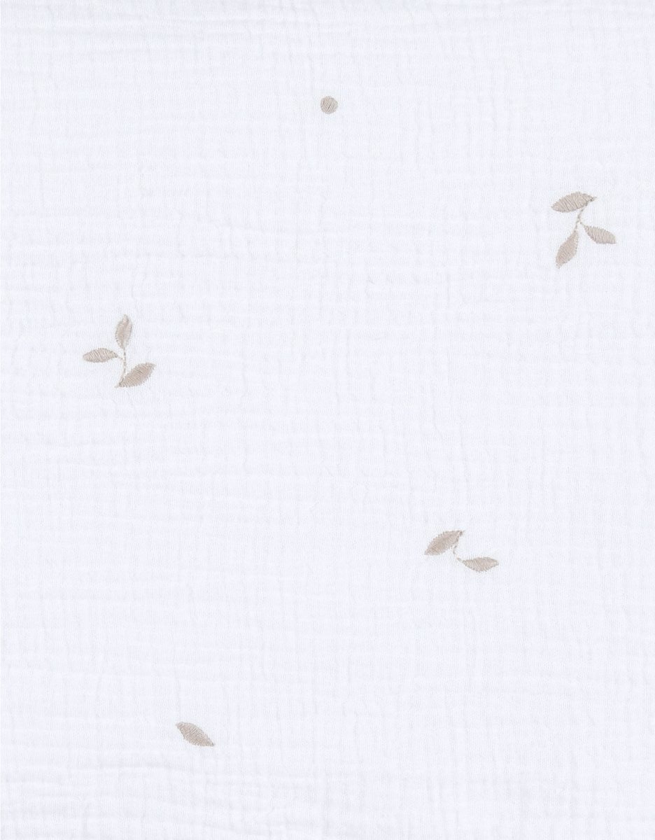 Breathable white embroidered cot bumper in muslin
