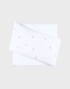 Breathable white embroidered cot bumper in muslin
