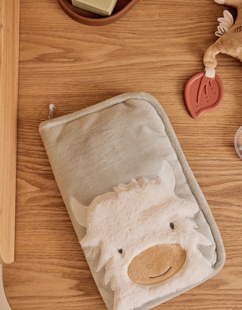 Zorgboek hoes van groene imitatiebont – Fluffy
