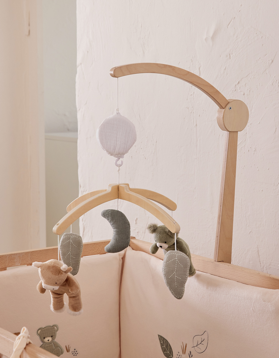 Musical mobile with wooden arm – Orso & Fluffy
