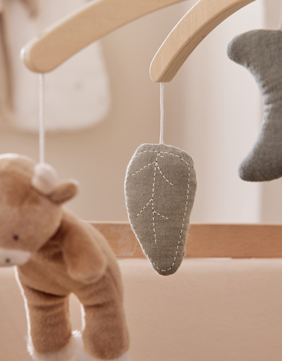 Musical mobile with wooden arm – Orso & Fluffy

