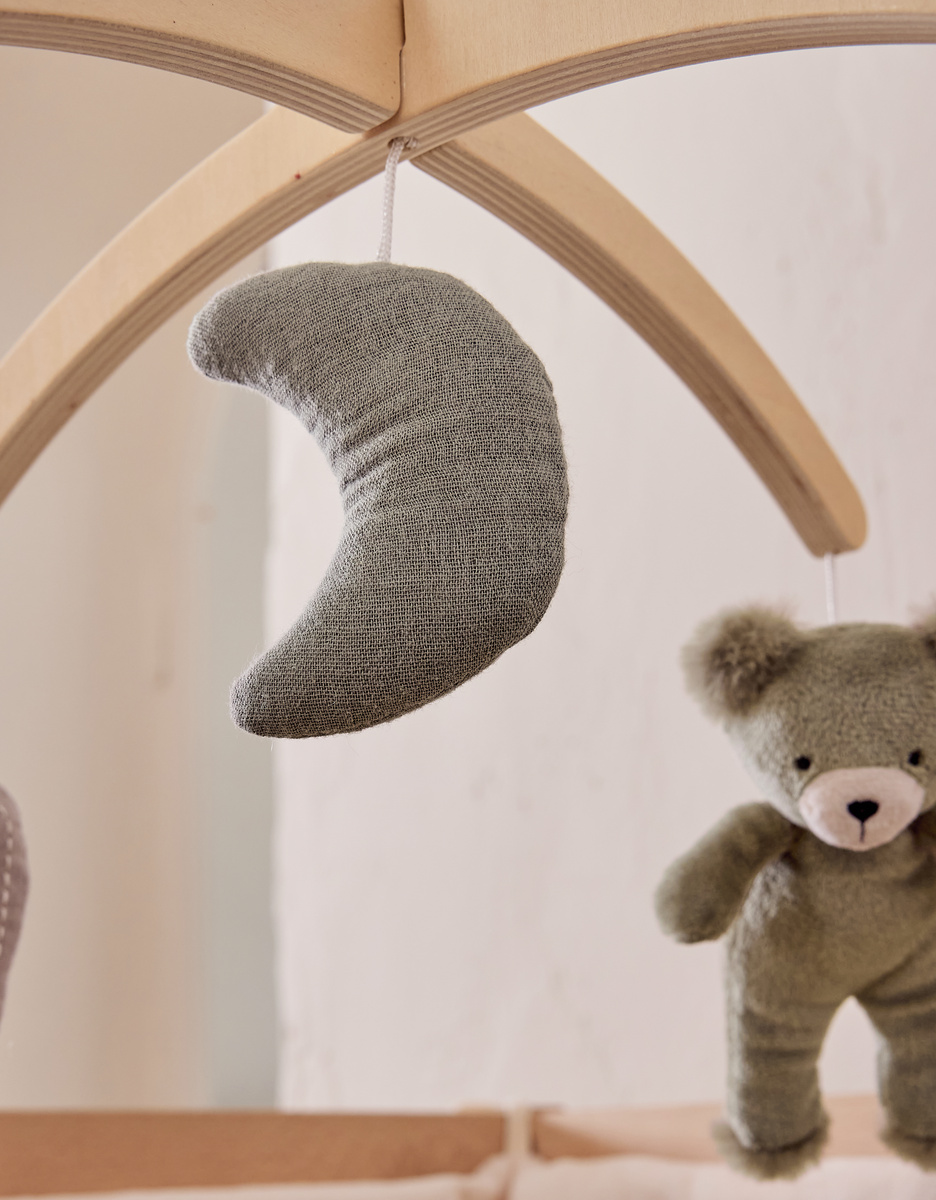Musical mobile with wooden arm – Orso & Fluffy

