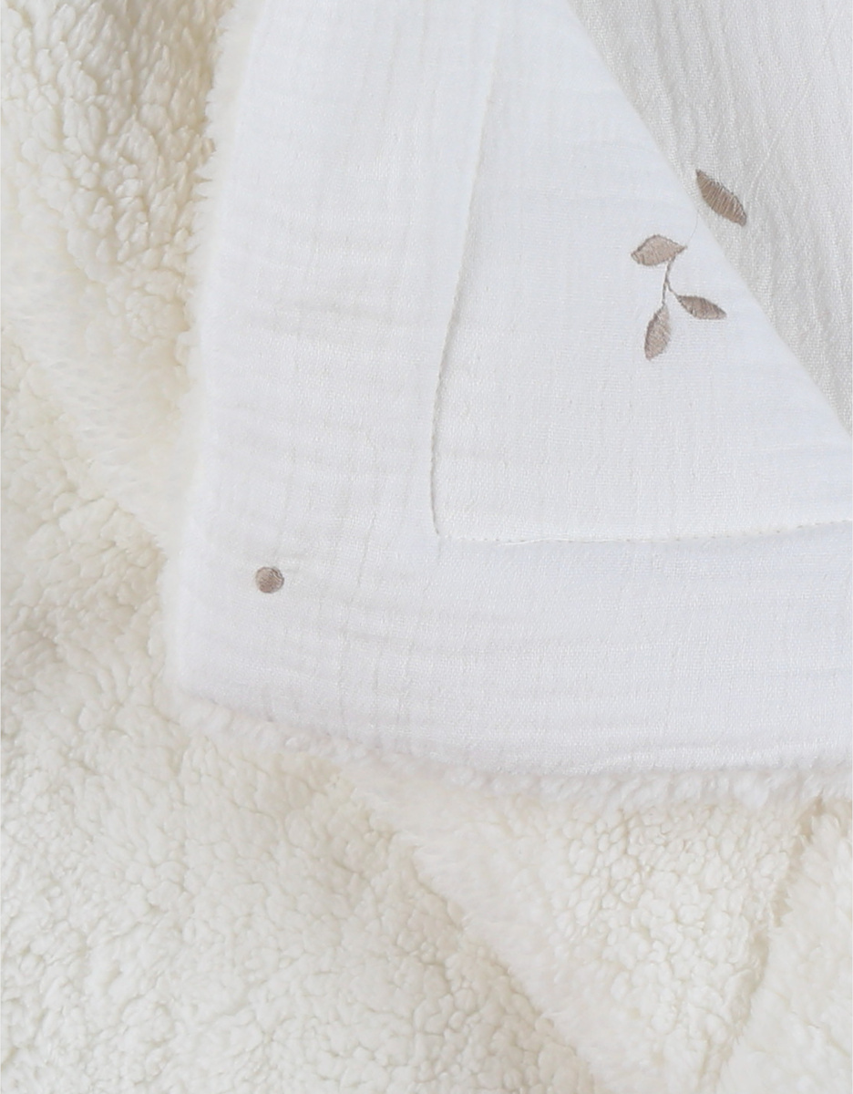 75x100cm muslin and sherpa blanket in ecru